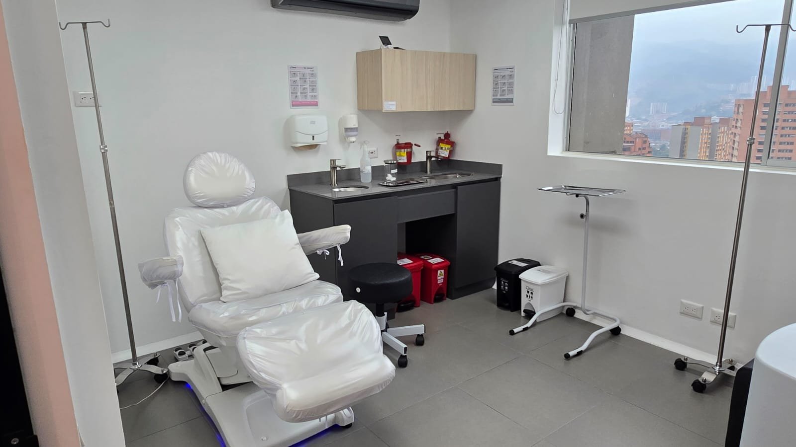 Sala de procedimientos clínicos con vista a Medellín